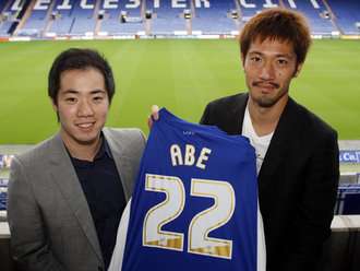 يوكي آبي ( يمين ) يحمل قميص ليستر