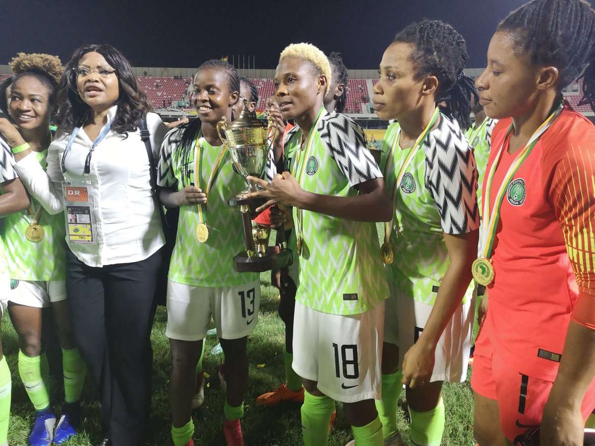لاعبات منتخب نيجيريا مع اللقب الأفريقي