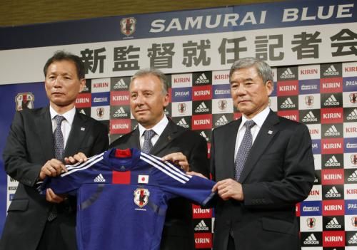 السيد البيرتو زاكيروني ( الوسط ) يعرض قميص منتخب اليابان بعد نهاية المؤتمر الصحفي