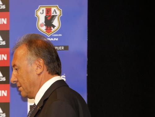 2010-08-31t053646z_01_tok706_rtridsp_3_soccer-japan-coach_reuters