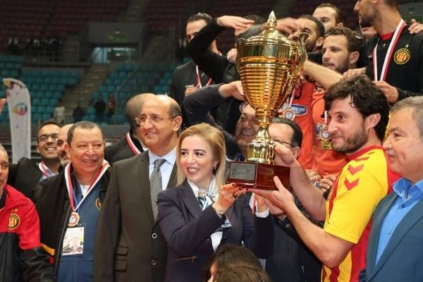 وزيرة الرياضة التونسية تسلم الكأس للترجي