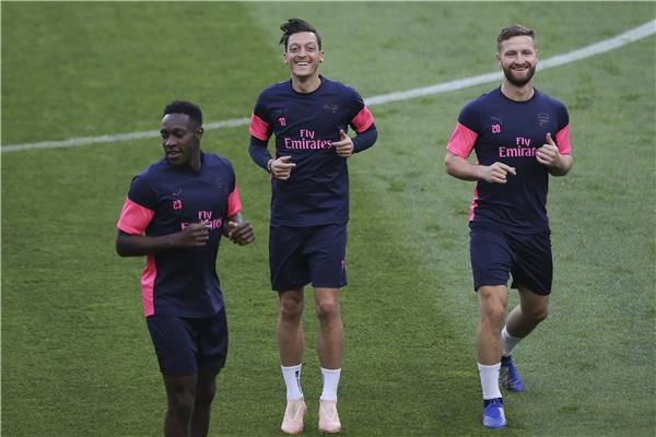 أوزيل مع لاعبي آرسنال