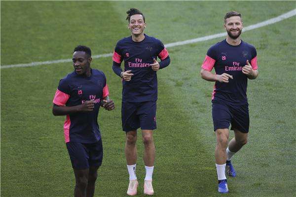 أوزيل مع لاعبي آرسنال