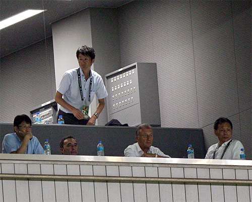 السيد زاكيروني يراقب مباراة فريقي طوكيو وشيميز