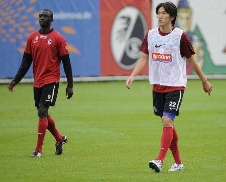 كيشو يانو ( يمين ) في أولى تدريباته مع فرايبورغ