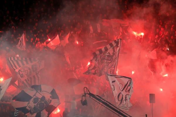 جماهير بوردو تشعل ألعابا نارية