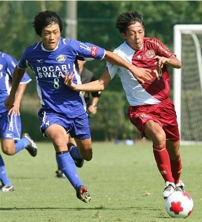 من مباراة فريقي ريوكيو ( الاحمر ) وتوكوشيما ( الأزرق ) 