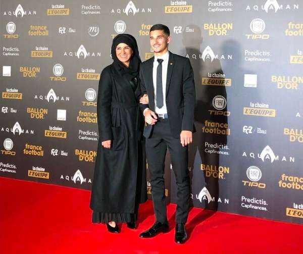 عوار مع والدته