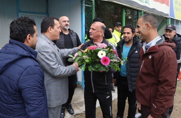 ثائر أحمد يقدم باقة ورد إلى مدرب القوة الجوية