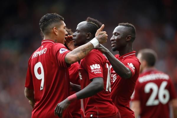 ماني مع لاعبي ليفربول