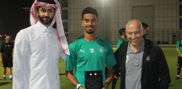 أكرم عفيف بجوار مدربه فيريرا