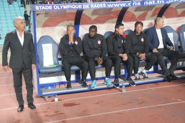 مهدي السيفي مع باقي الجهاز الفني للإفريقي