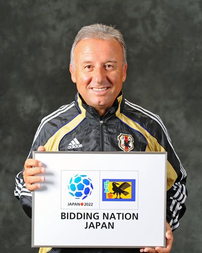 السيد زاكيروني يحمل شعار ملف تنظيم اليابان لكاس العالم 2022