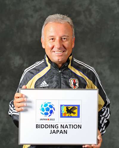 السيد زاكيروني يحمل شعار ملف تنظيم اليابان لكاس العالم 2022