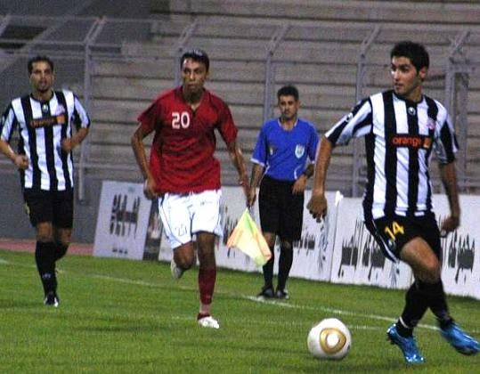 جانب من المباراة وبالصورة عبد الله ذيب يحاول المرور من دفاعات الجزيرة