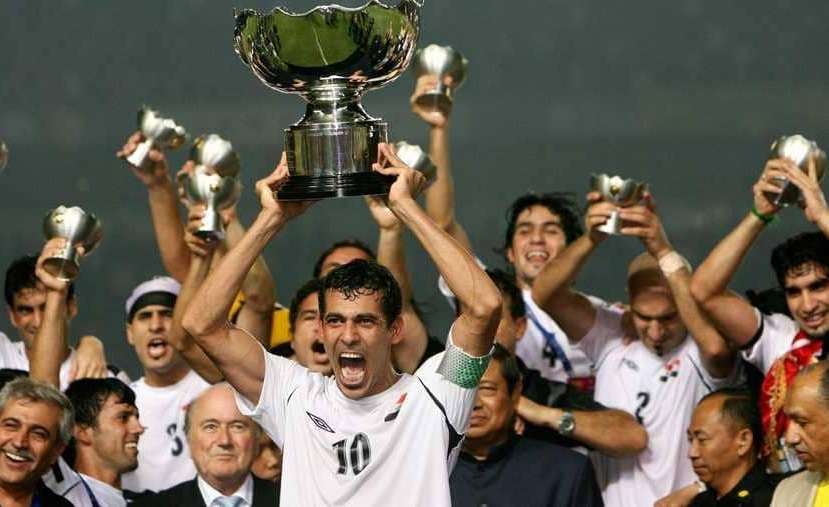 لحظة تتويج منتخب العراق