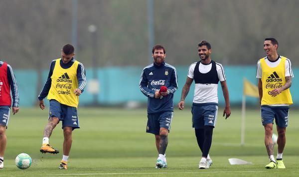 أنخيل دي ماريا مع لاعبي الأرجنتين