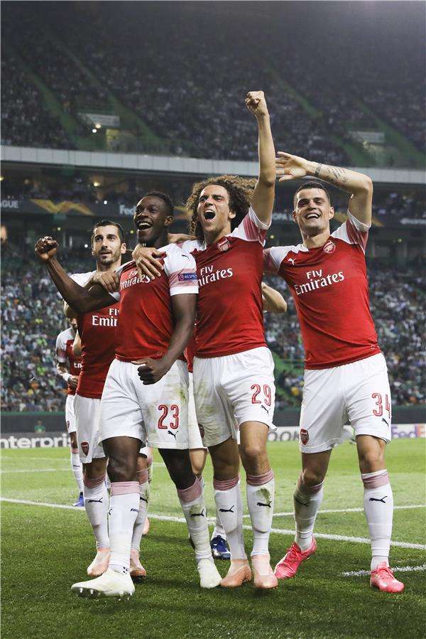 ويلبيك مع لاعبي آرسنال