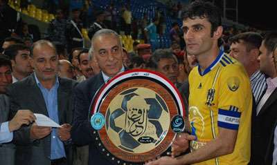 خالد مشير كابتن دهوك يتسلم درع الدوري من السيد رعد حمودي رئيس اللجنة الاولمبية العراقية