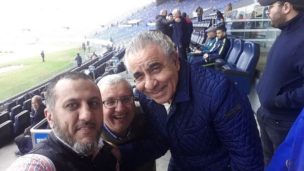 البنزرتي أثناء متابعة المبارة من الملعب