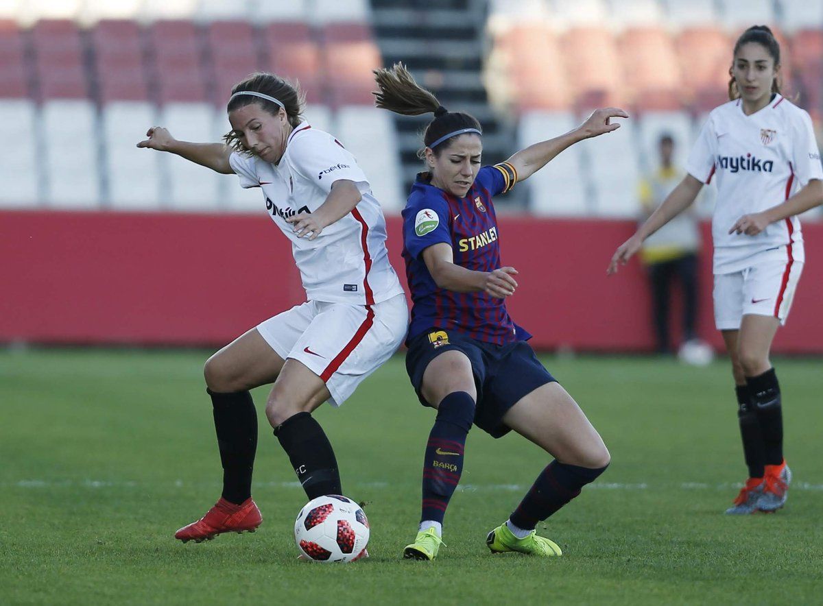 جانب من لقاء برشلونة وإشبيلية