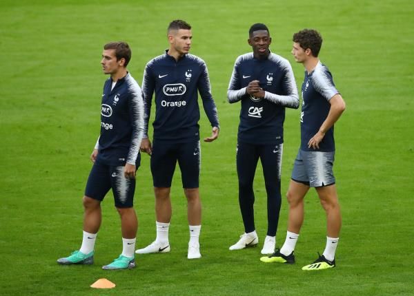 بنجامين بافارد مع لاعبي فرنسا