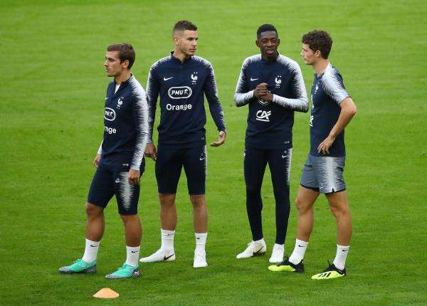 بنجامين بافارد مع لاعبي فرنسا