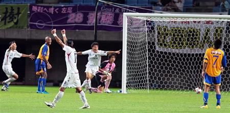 فرحة لاعبي فريق سوني سينداي بعد إسقاطهم فريق فيجالتا سينداي بهدف وحيد