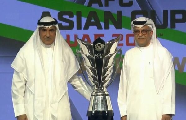  محمد خلفان الرميثي مع الرئيس الحالي للاتحاد الآسيوي 