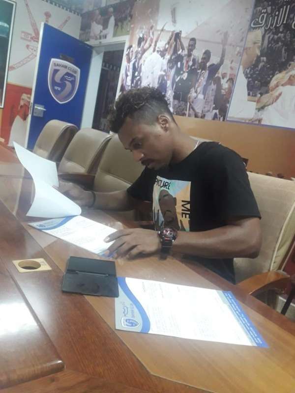 جانب من التوقيع