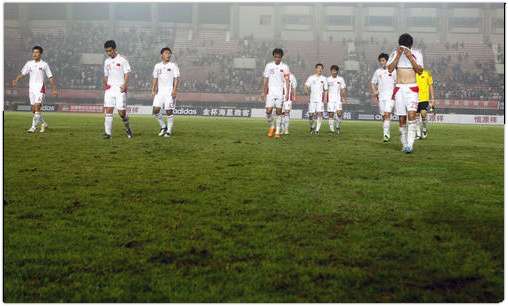 أرضية استاد زهينغزهاو كان سبباً لخسارة الصين بحسب وجهة نظر الإعلام الصيني