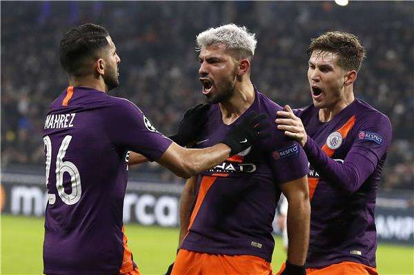 أجويرو مع لاعبي السيتي