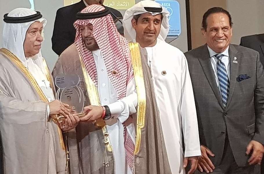 الامير طلال يكرم الشيخ عيسى بجائزة الروح الرياضية