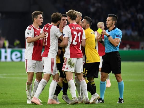 دي يونج مع لاعبي أياكس