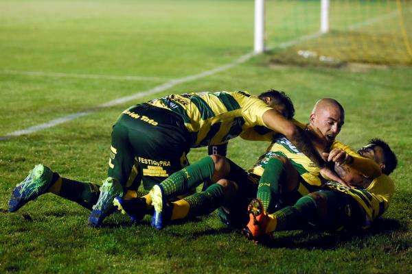 لاعبو ديفينسا