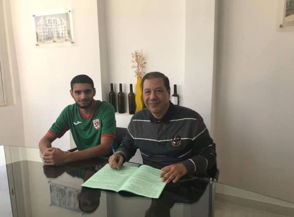 ديسم بن نصر أثناء توقيع العقد بحضور رئيس الملعب التونسي