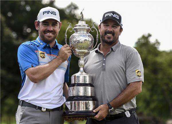 لويس أوستويزن (على اليسار)