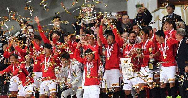 فرحة لاعبي أوراوا ريدز بلقب الإمبراطور