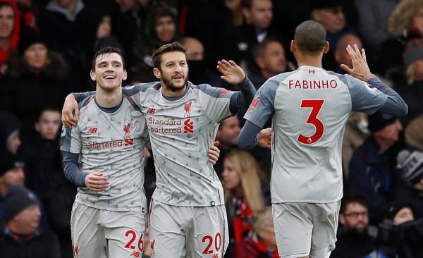 روبرتسون مع لاعبي ليفربول