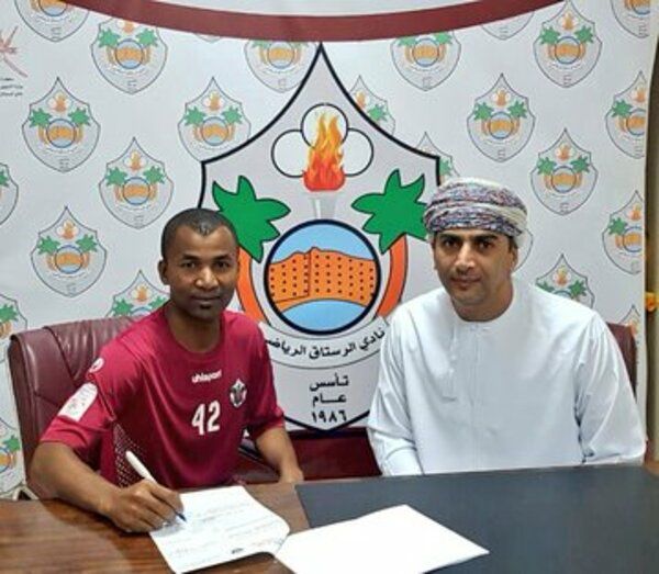 خلال توقيع العقود