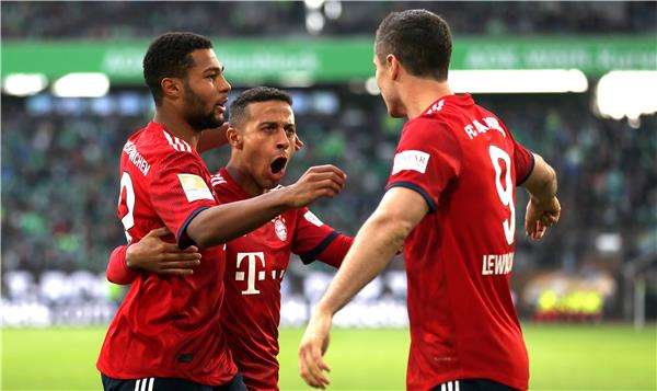 جنابري مع فريقه