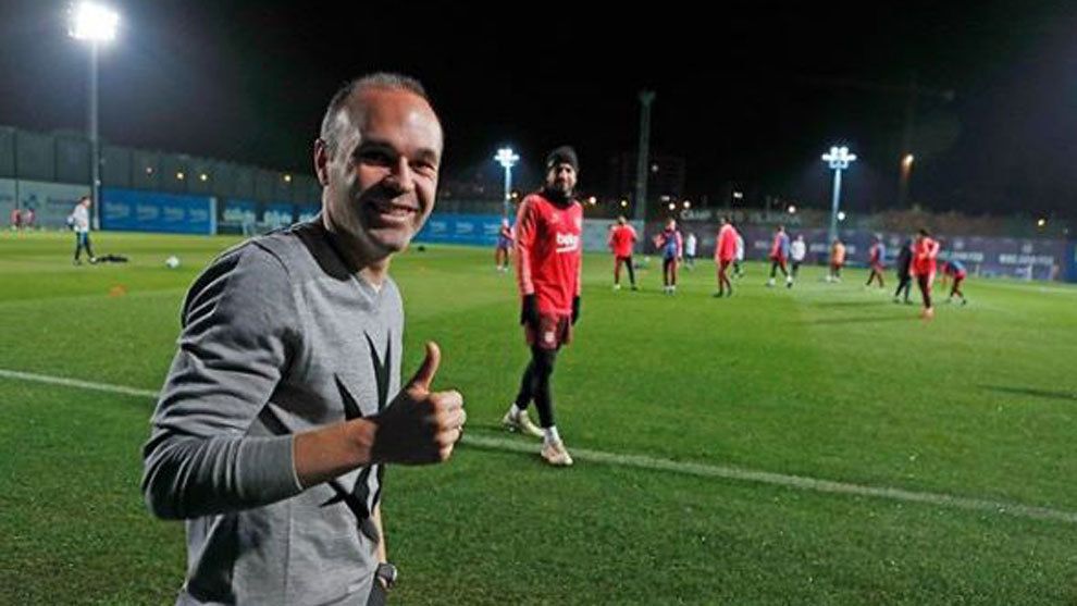 إنييستا خلال تدريبات برشلونة