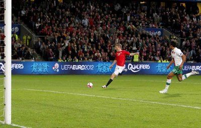 لحظة تسجيل إيريك هوسكليب لهدف النرويج