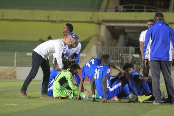 نوتال مع لاعبي الهلال الأبيض