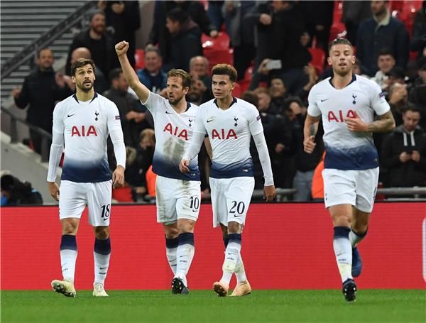 كين مع لاعبي توتنهام