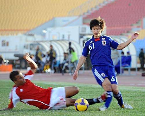 إصابة ناوكي بالكسر من أحد مدافعي منتخب اليمن قد ينهي مستقبله الكروي مبكراً