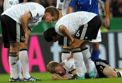 ميرتساكر ملقى على الارض بسبب الاصابة