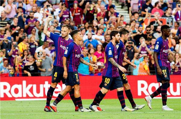 راكيتيتش مع لاعبي برشلونة