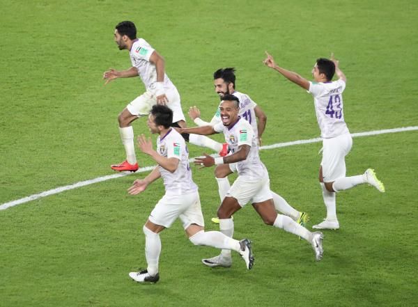 فرحة الشحات مع فريقه