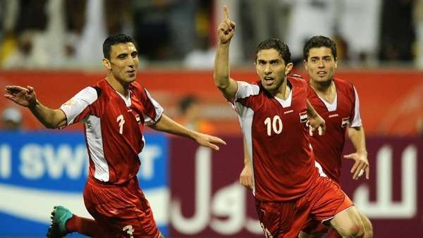 عبد الرزاق الحسين مع لاعبي سوريا (يسار)